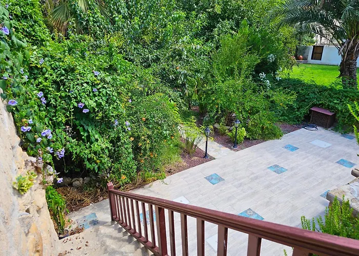 ゲストハウス Flor ニコシア